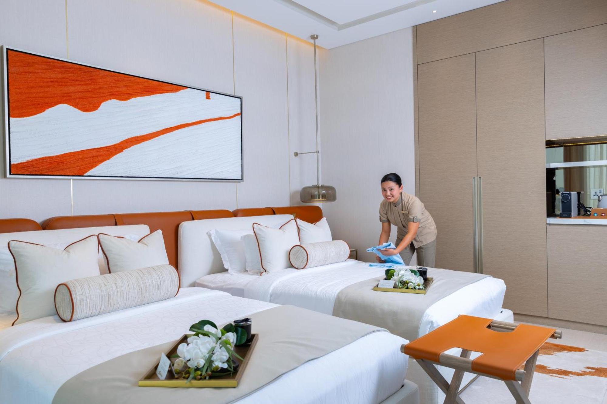 Hotel Onyx Rotana Manama Exterior foto A housekeeper making a bed at a hotel