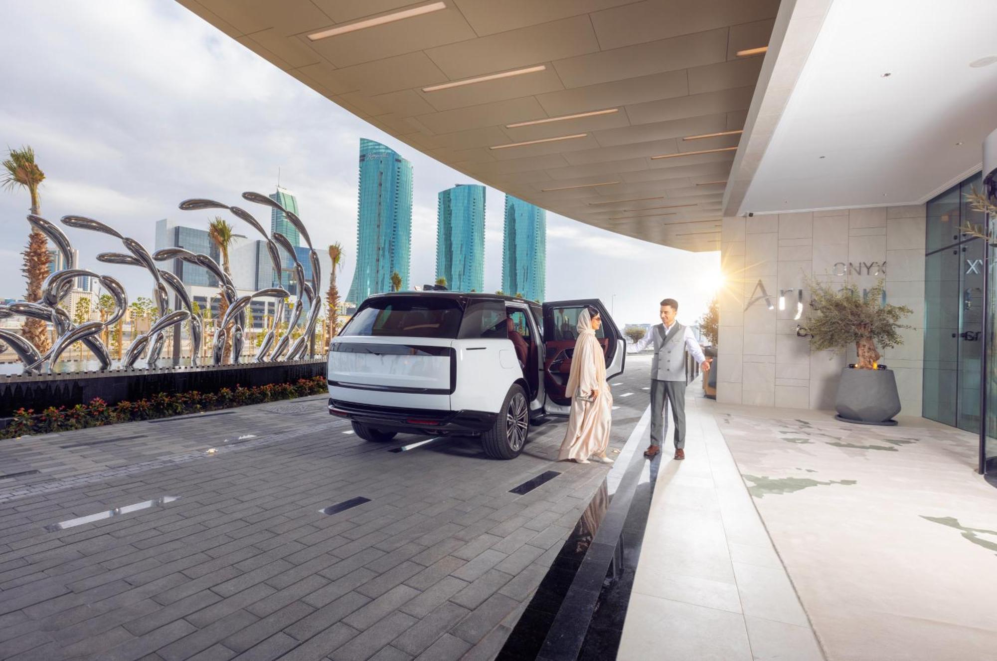 Hotel Onyx Rotana Manama Exterior foto The drop-off area at the entrance of the hotel