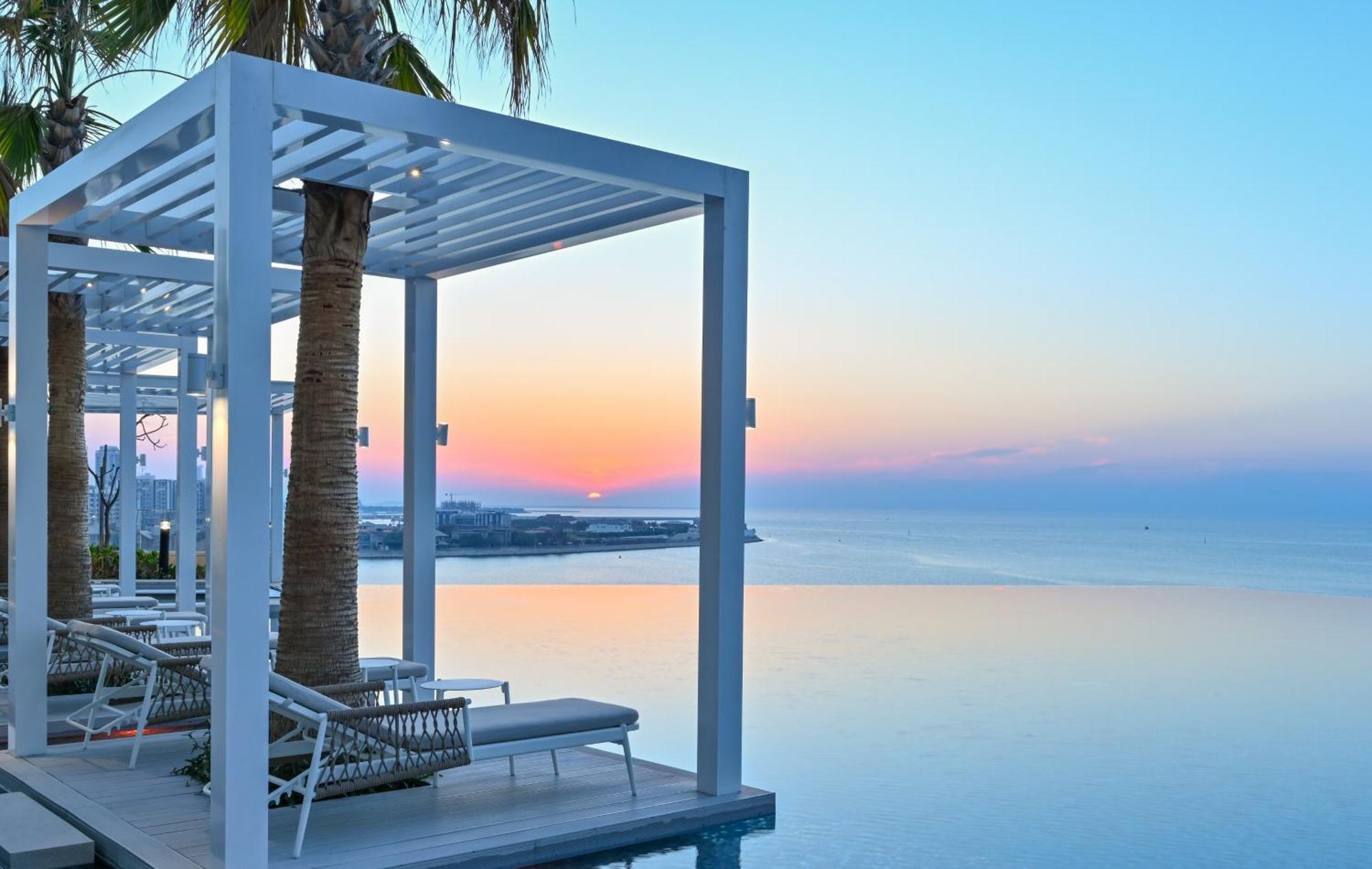 Hotel Onyx Rotana Manama Exterior foto Sunset at the pool